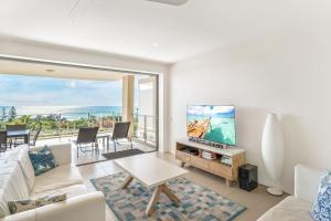 un soggiorno con divano e TV di Rainbow Sea Resort a Rainbow Beach