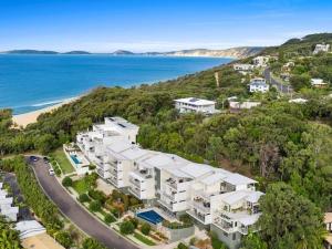 een luchtzicht op een gebouw naast de oceaan bij Rainbow Sea Resort in Rainbow Beach