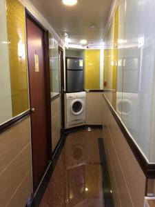 香港にあるNational Innの小さなバスルーム(洗濯機、乾燥機付)