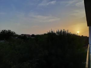 Η ανατολή ή δύση του ηλίου όπως φαίνεται από αυτό το διαμέρισμα ή από εκεί κοντά