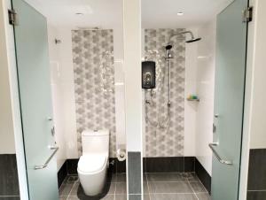 een badkamer met een toilet en een douche bij NB HOTEL in Johor Bahru