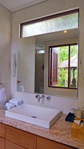 bagno con grande lavandino bianco e specchio di The New Villa Suar a Seminyak
