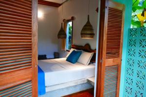 a bedroom with a bed in a room at Alma Del Rio Eco-Comfort on the water in San Ignacio