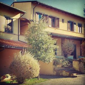 une maison avec un arbre en face dans l'établissement Osteria Della Posta, à Poggio Picenze