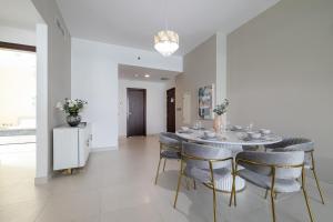 uma sala de jantar branca com uma mesa e cadeiras em 2BDR apartment with full sea view and Dubai Marina view Azure Residences em Dubai
