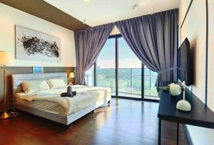 Un dormitorio con una cama y una ventana grande. en Almas suites Youtube Netflix 100mbps By STAY, en Nusajaya 57 fotos más