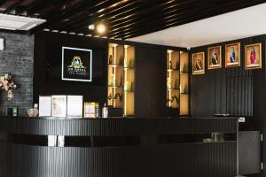 un bar en un restaurante con una pared negra en NB HOTEL en Johor Bahru