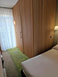 Ліжко або ліжка в номері Hôtel La Villa Tosca