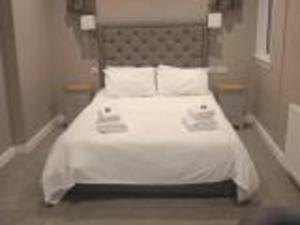 The Skye Bridge Hotel客房内的一张或多张床位