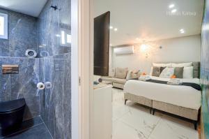 埃拉特的住宿－Yalarent Hawaii Complex Boutique & Garden Hotel Apartments Eilat，一间卧室配有一张床,浴室设有淋浴。