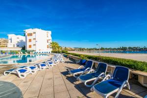 una fila di sedie a sdraio accanto alla piscina di Ideal Property Mallorca - Blue Sea a Port d'Alcudia