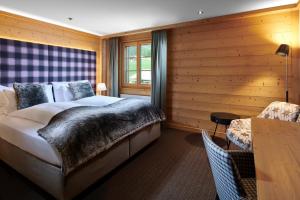 Una cama o camas en una habitación de Aspen Alpine Lifestyle Hotel