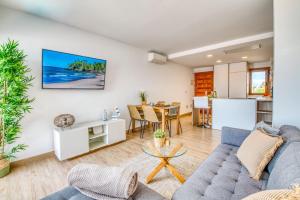 un soggiorno con divano e tavolo di Ideal Property Mallorca - Blue Sea a Port d'Alcudia