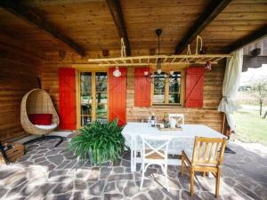 un patio con tavolo e sedie in una casa di Holiday Home amid the walking and cycling area of Petzenland a Unterlibitsch
