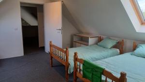 2 camas individuales en una habitación con ático en Gite de Baive, en Assesse