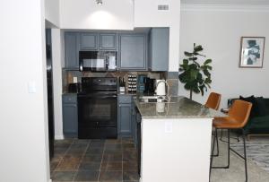 een keuken met een wastafel en een fornuis top oven bij Lovely Texas Medical Center 1 Bedroom Luxury Suite in Houston