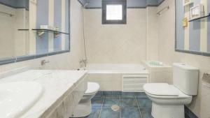 A bathroom at El Capricho de Ana - Apartamentos Aloha Toledo