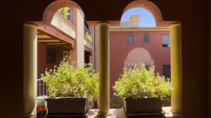 A garden outside El Capricho de Ana - Apartamentos Aloha Toledo