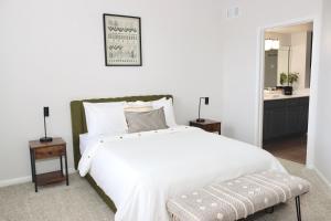 Rúm í herbergi á Lovely Texas Medical Center 1 Bedroom Luxury Suite