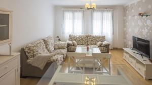 - un salon avec un canapé et une table dans l'établissement El Capricho de Ana, à Tolède