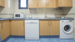 A kitchen or kitchenette at El Capricho de Ana - Apartamentos Aloha Toledo