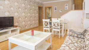 A television and/or entertainment centre at El Capricho de Ana - Apartamentos Aloha Toledo