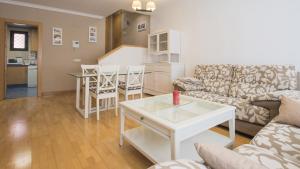 - un salon avec un canapé et une table dans l'établissement El Capricho de Ana, à Tolède