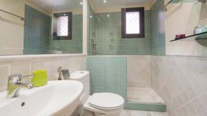 A bathroom at El Capricho de Ana - Apartamentos Aloha Toledo