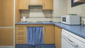 A kitchen or kitchenette at El Capricho de Ana - Apartamentos Aloha Toledo