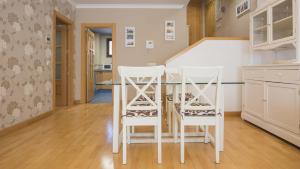 A kitchen or kitchenette at El Capricho de Ana - Apartamentos Aloha Toledo