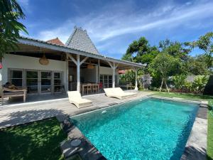 烏魯瓦圖的住宿－Santana Villas Bingin，一座带游泳池和房子的别墅