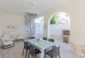 - une salle à manger avec une table et des chaises dans l'établissement Stella Marina - Porto Pirrone Paradise Beach, à Leporano