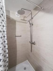 een douche in een badkamer met een douchegordijn bij Willa CIS in Karpacz +76 foto's