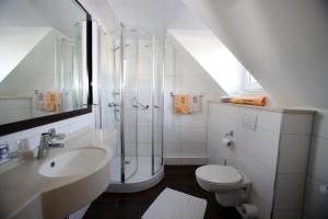 un bagno con un lavandino e una doccia di Gasthaus-Pension Islekhöhe Gansen a Krautscheid