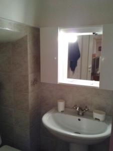 y baño con lavabo y espejo. en La casetta di Antonella, en Locorotondo
