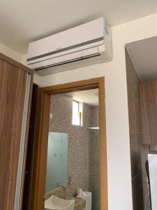 a bathroom with a air conditioner hanging from the ceiling at Maravilhoso FLAT 201 próximo Shopping Partage in Campina Grande