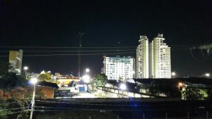 eine Skyline der Stadt in der Nacht mit hohen Gebäuden in der Unterkunft Maravilhoso FLAT 201 próximo Shopping Partage in Campina Grande