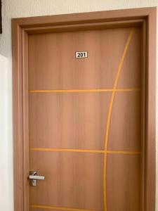 uma porta com o número escrito nela em Maravilhoso FLAT 201 próximo Shopping Partage em Campina Grande