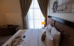 Een bed of bedden in een kamer bij Imperial Suites Hotel