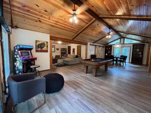 布罗肯鲍Key West Cottage的大型客厅设有台球桌
