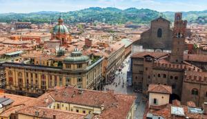 una vista aerea di una città con edifici di MONO Apartments a Bologna