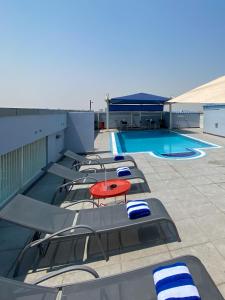 Het zwembad bij of vlak bij Imperial Suites Hotel
