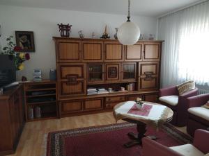 salon z dużym drewnianym centrum rozrywki w obiekcie Villa Peony w mieście Muhlheim am Main