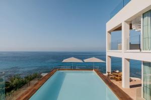 uma casa com piscina e oceano em Villa Le Blanc, a Gran Meliá Hotel - The Leading Hotels of The World em Santo Tomás