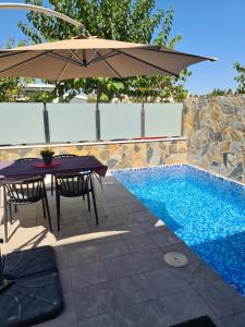 Πισίνα στο ή κοντά στο LUXURY 3 BED, 2 BATH DETACHED VILLA, PRIME LOCATION, ONLY 400 MTRS TO THE BEACH