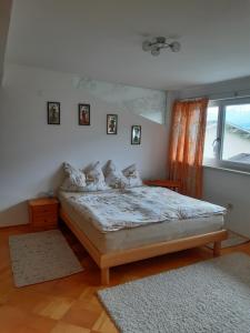 una camera da letto con un letto e una finestra di TOP Mountain View a Volders