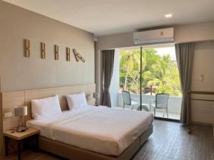 Postel nebo postele na pokoji v ubytování Rayong Chalet Resort