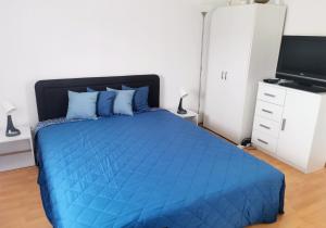 A bed or beds in a room at Dani Home Apartman