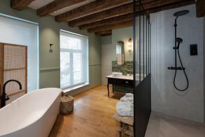bagno con vasca e lavandino di Martin's Relais a Bruges
