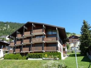 un gran edificio con balcones en un lateral en Appartement La Clusaz, 2 pièces, 6 personnes - FR-1-459-119 en La Clusaz